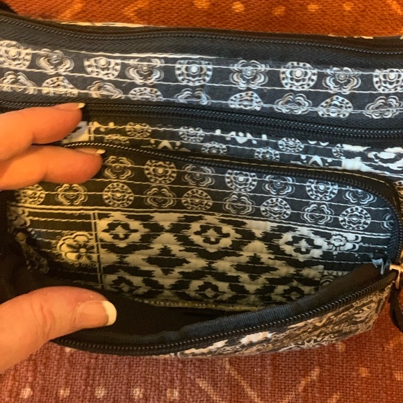 Adorable crossbody, lightweight, great shape, perfect for summer! - Picture 2 of 5